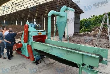 Forced feed wood crusher