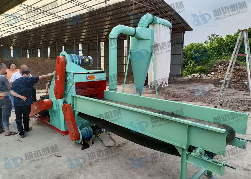 Forced feed wood crusher